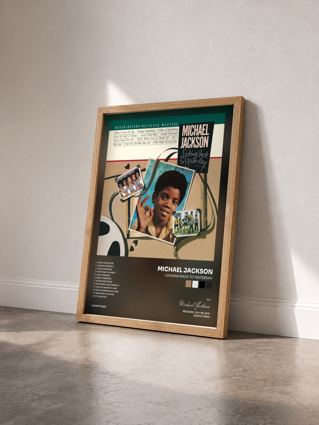 #bois Tableau de l'album Looking Back To Yesterday de Michael Jackson vu de trois quarts, cadre en bois brut