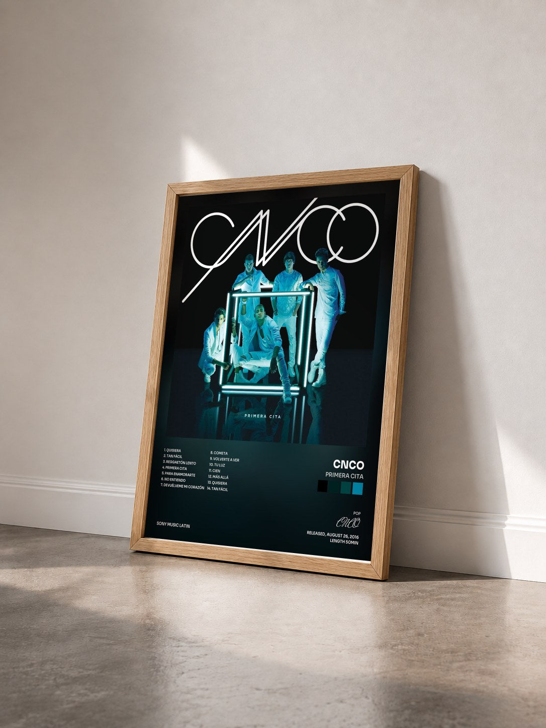 #bois Tableau de l'album Primera Cita de CNCO vu de trois quarts, cadre en bois brut