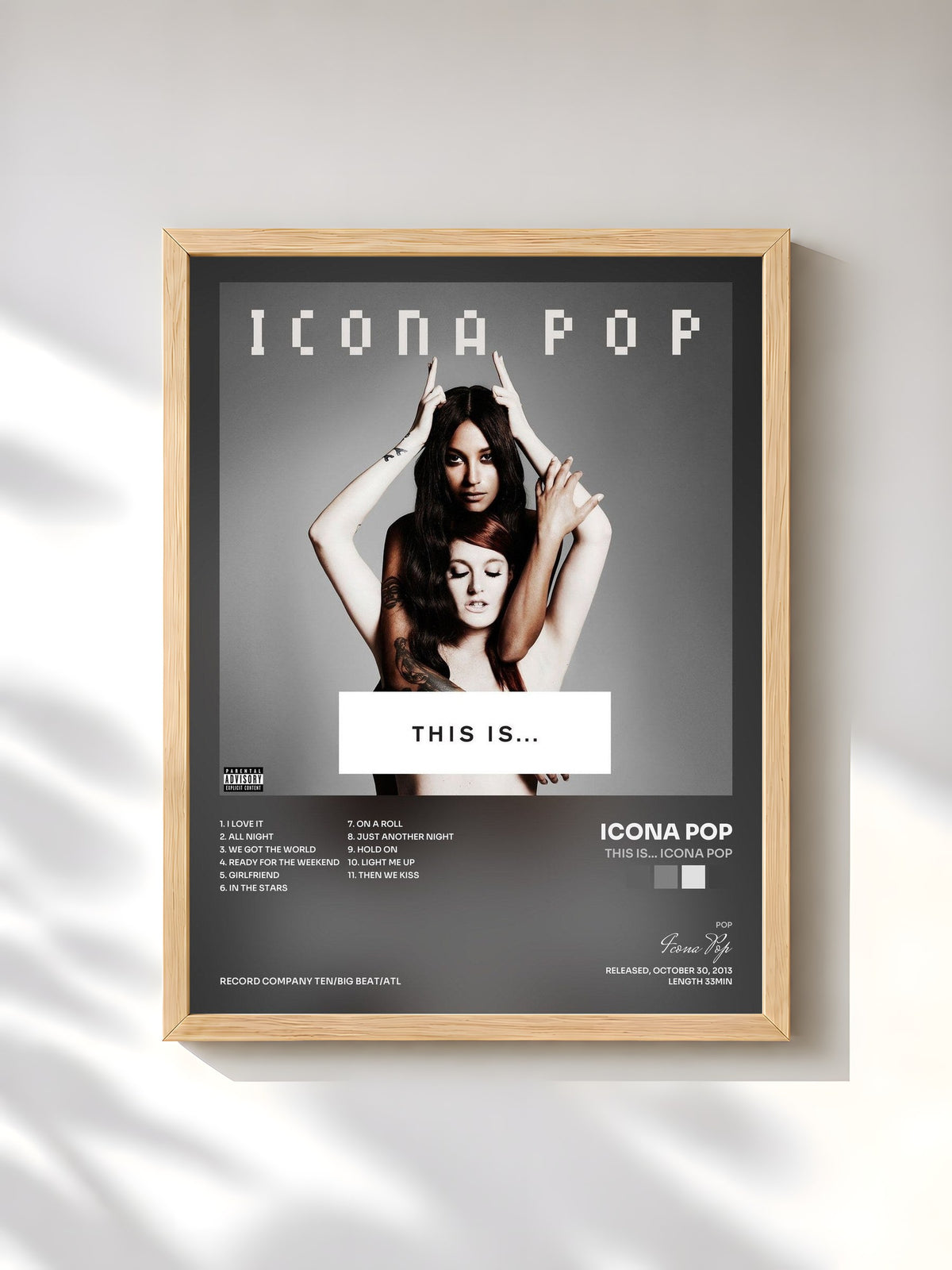 #bois Tableau de l'album THIS IS... ICONA POP de Icona Pop, cadre en bois brut, imprimé et encadré en France
