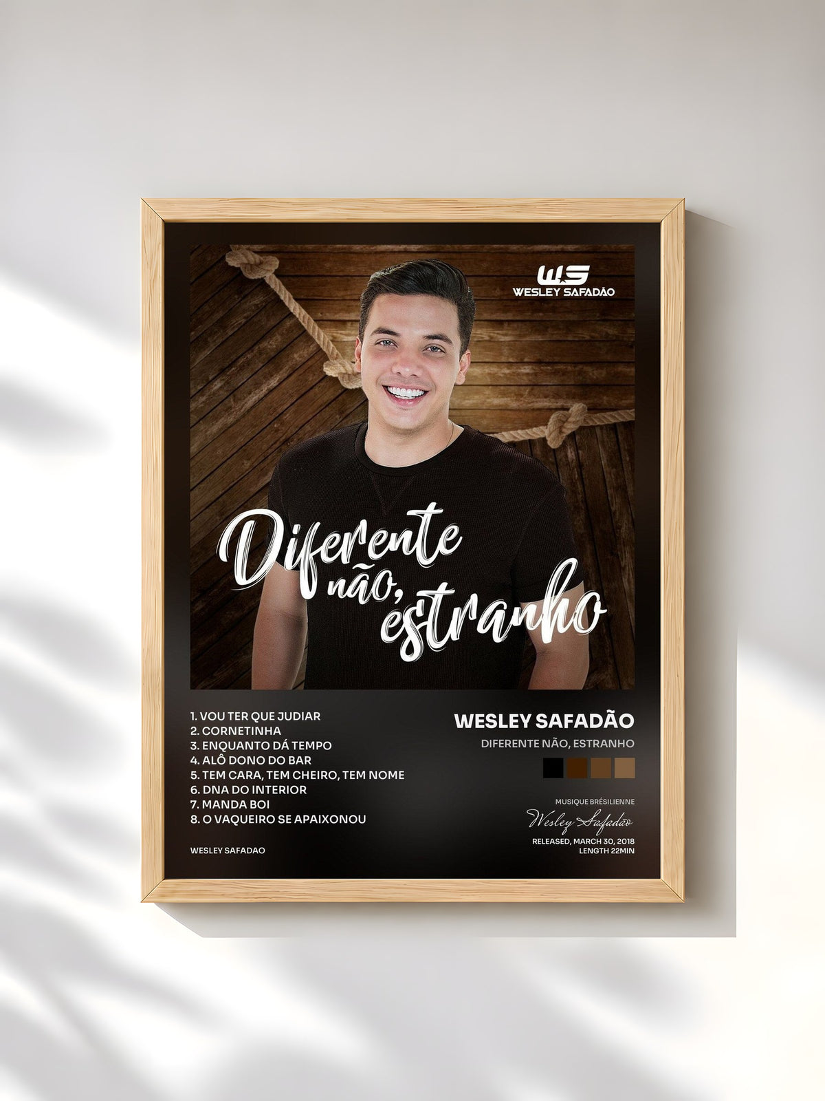 #bois Tableau de l'album Diferente Não, Estranho de Wesley Safadão, cadre en bois brut, imprimé et encadré en France