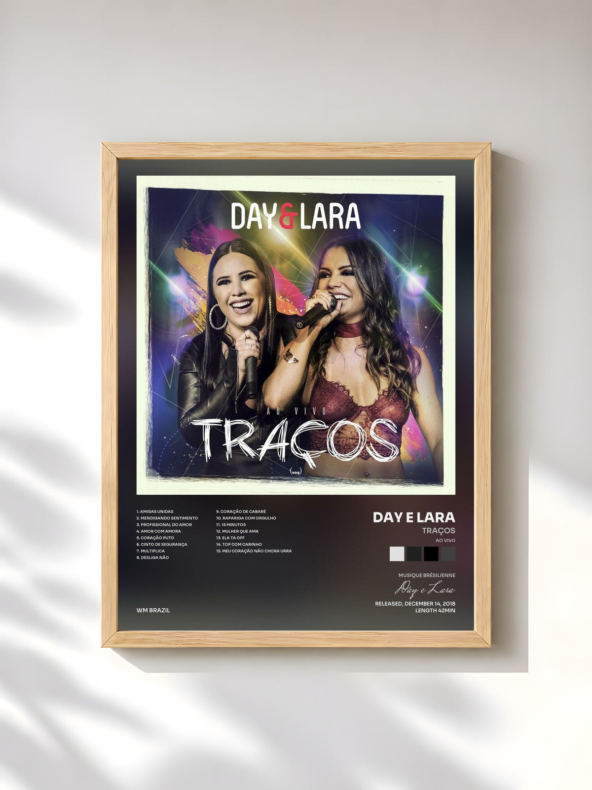 #bois Tableau de l'album Traços (Ao vivo) de Day e Lara, cadre en bois brut, imprimé et encadré en France