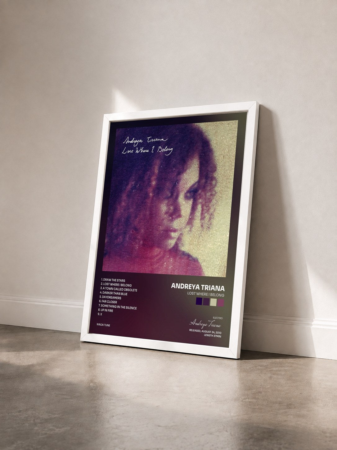 #blanc Tableau de l'album Lost Where I Belong de Andreya Triana vu de trois quarts, cadre blanc