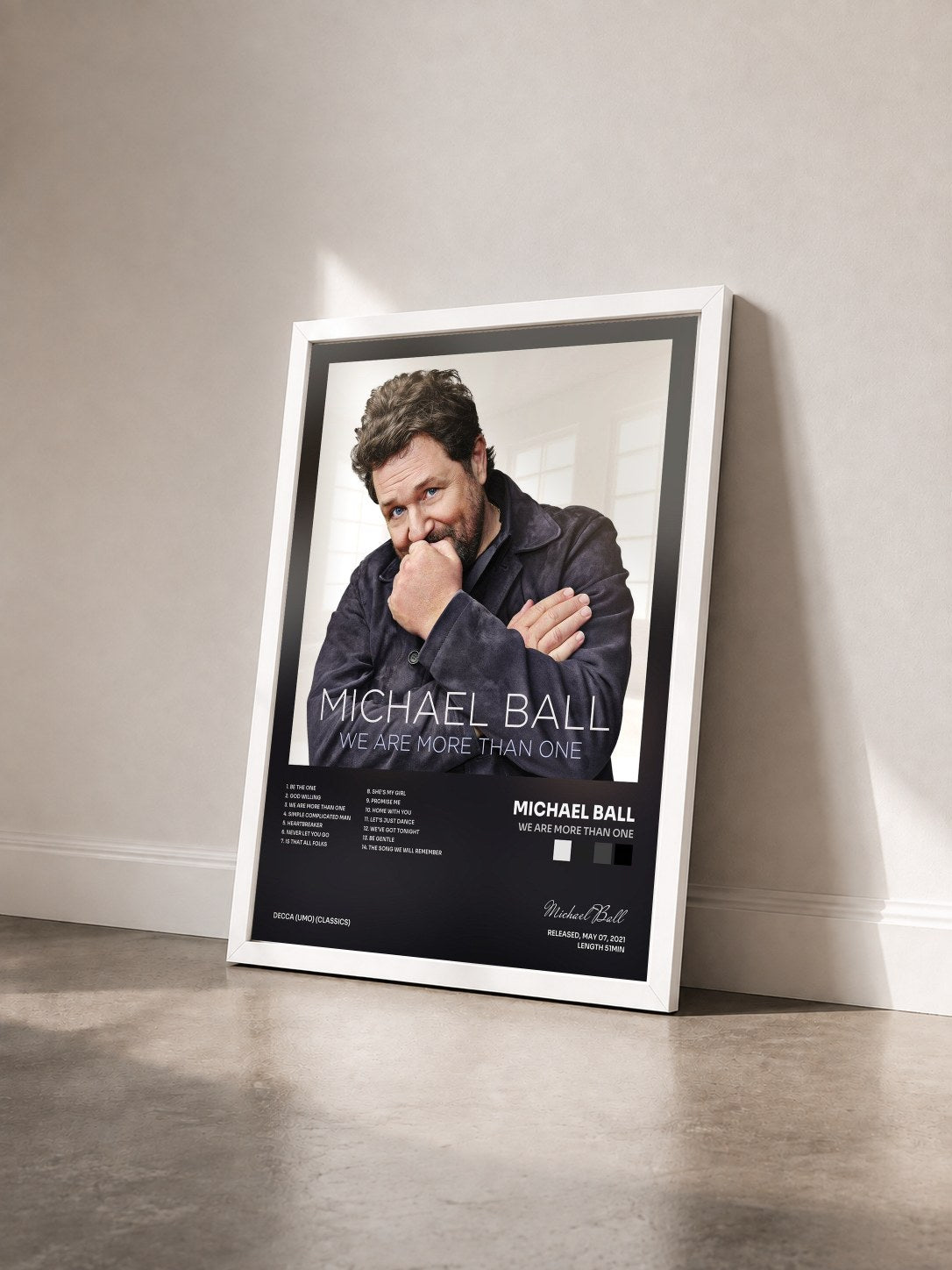#blanc Tableau de l'album We Are More Than One de Michael Ball vu de trois quarts, cadre blanc