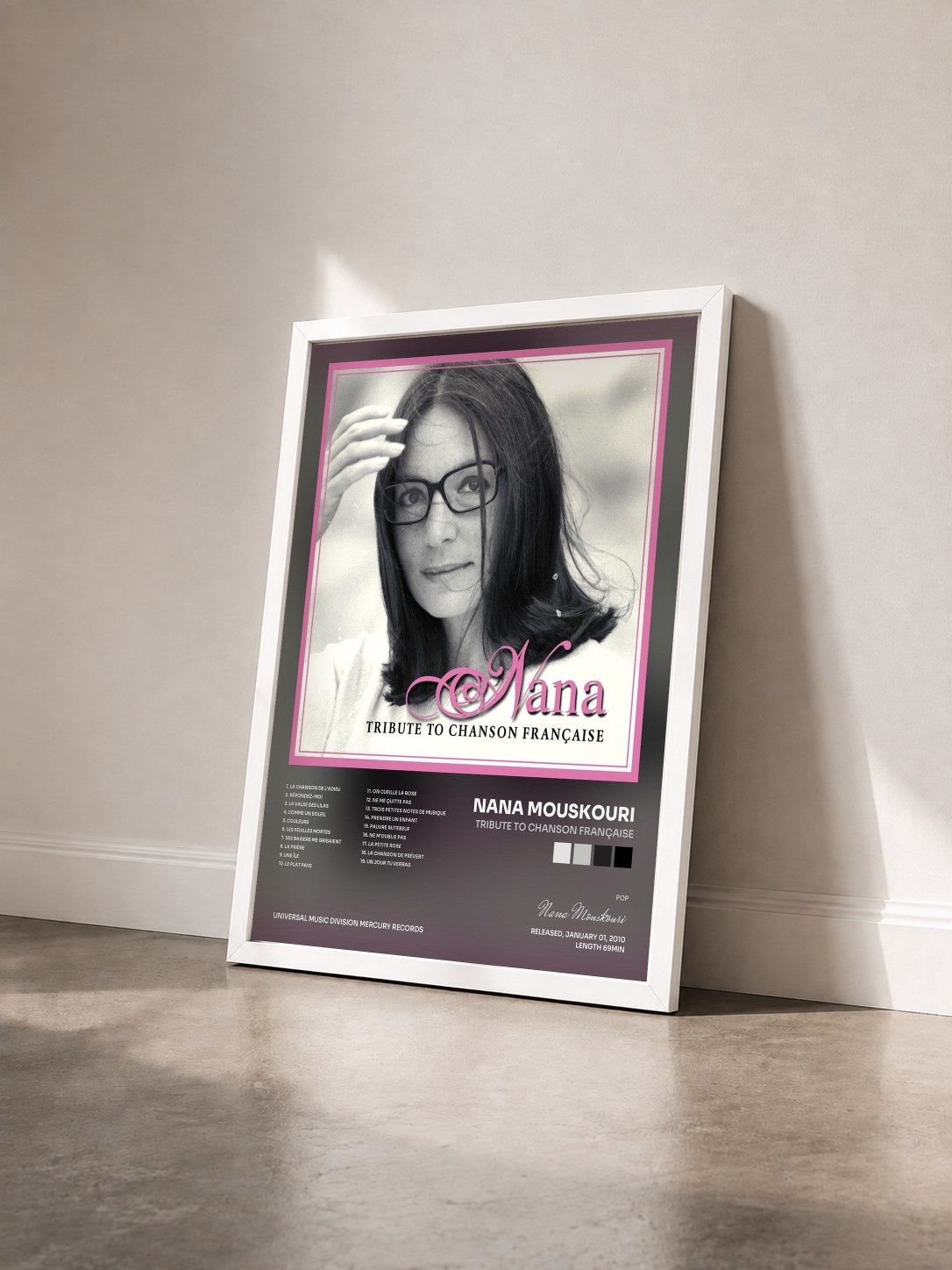 #blanc Tableau de l'album Tribute To Chanson Française de Nana Mouskouri vu de trois quarts, cadre blanc
