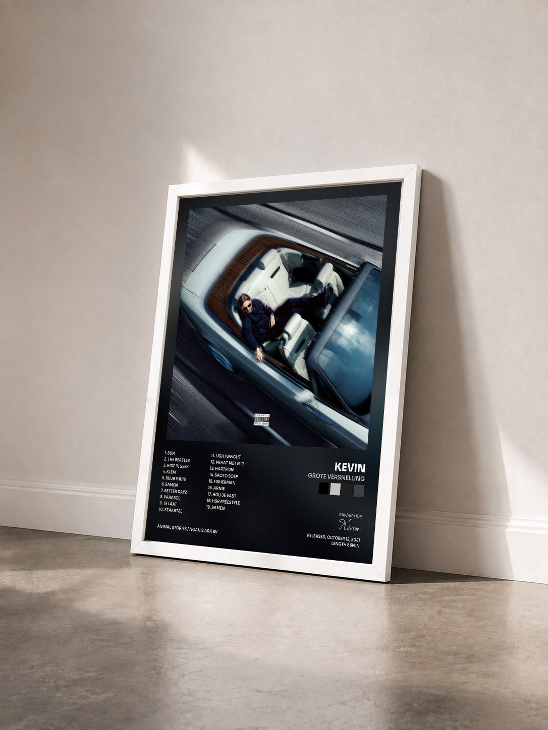 #blanc Tableau de l'album Grote Versnelling de Kevin vu de trois quarts, cadre blanc