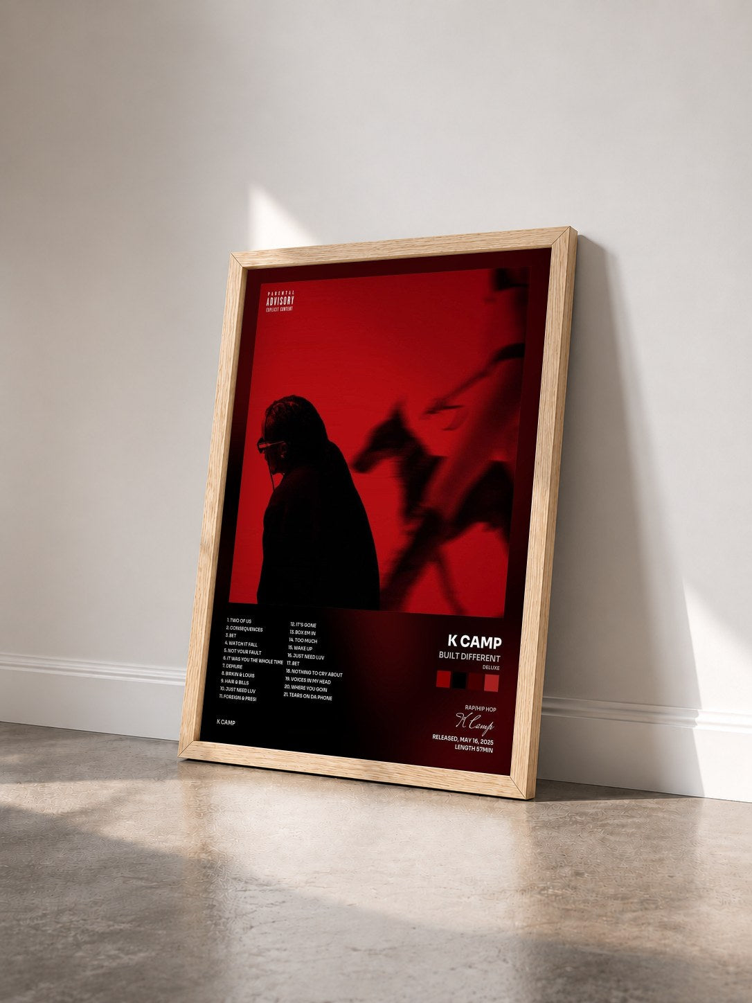 #bois Tableau de l'album Built Different (Deluxe) de K Camp vu de trois quarts, cadre en bois brut