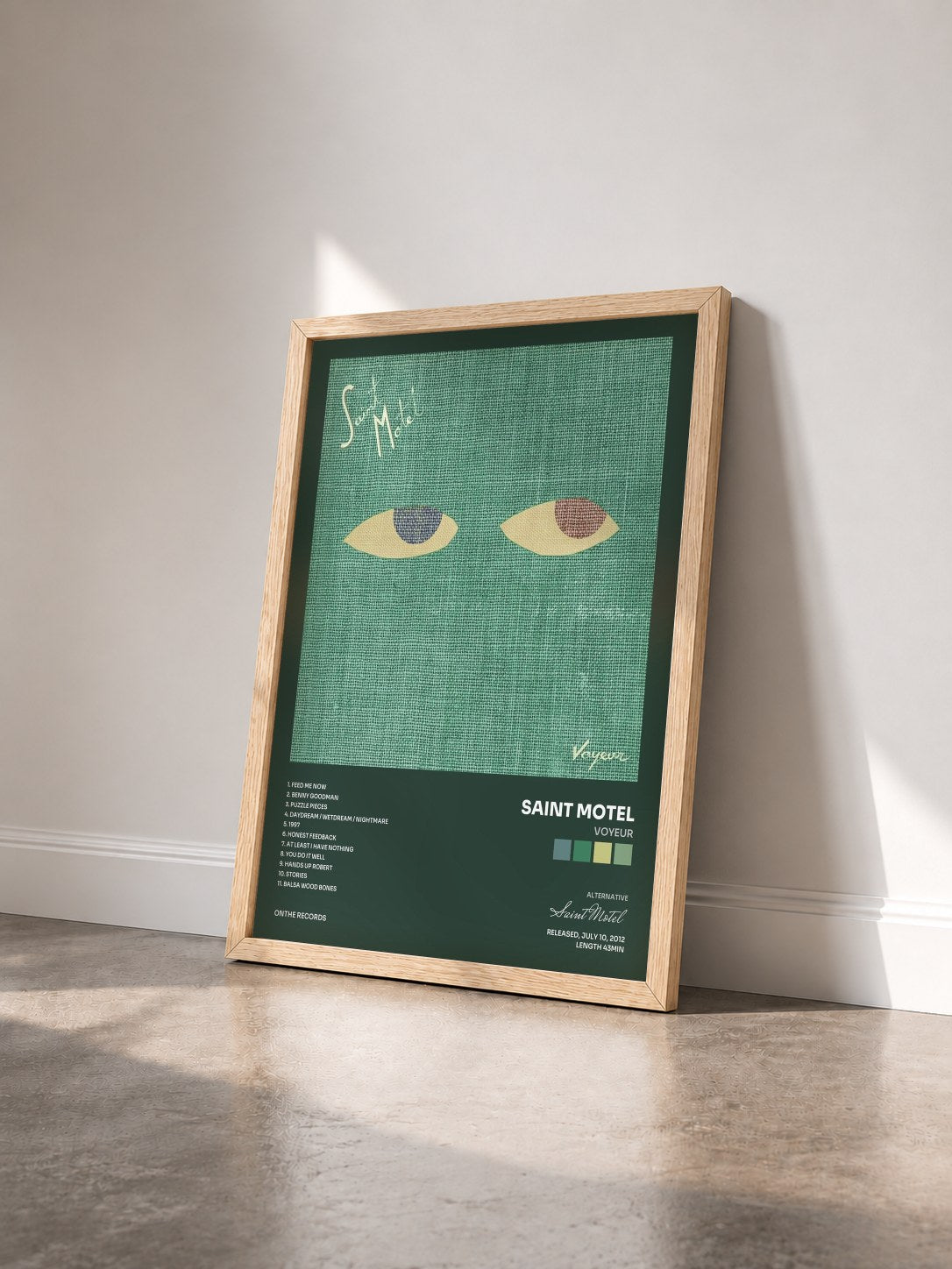 #bois Tableau de l'album Voyeur de Saint Motel vu de trois quarts, cadre en bois brut