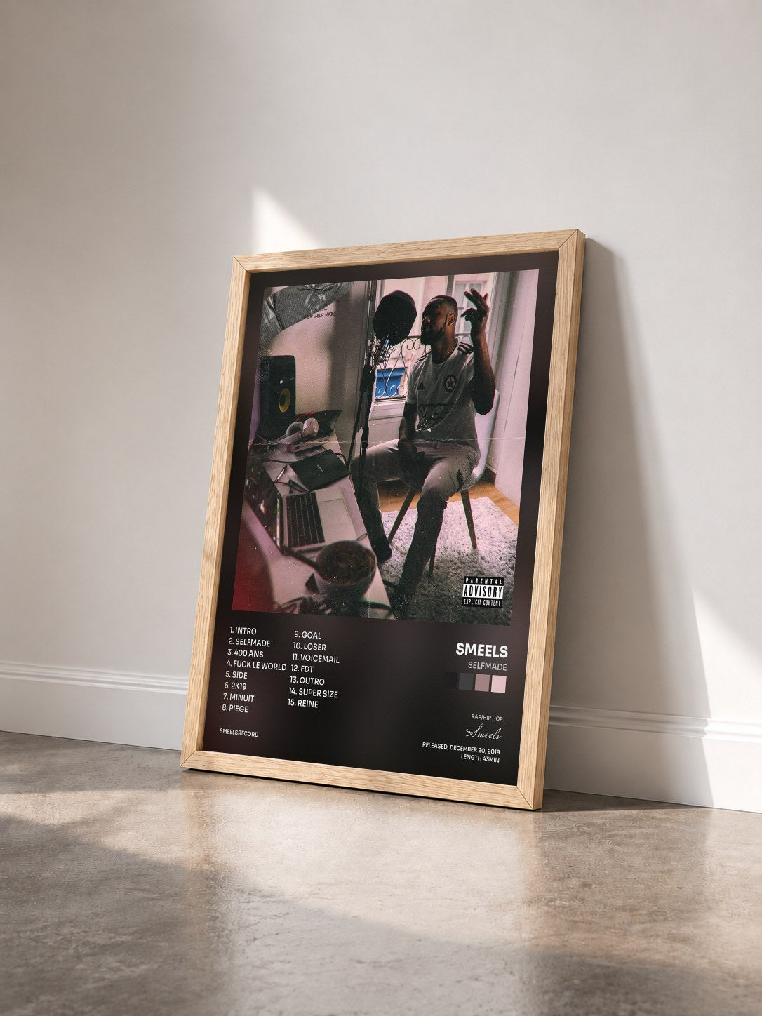 #bois Tableau de l'album Selfmade de Smeels vu de trois quarts, cadre en bois brut