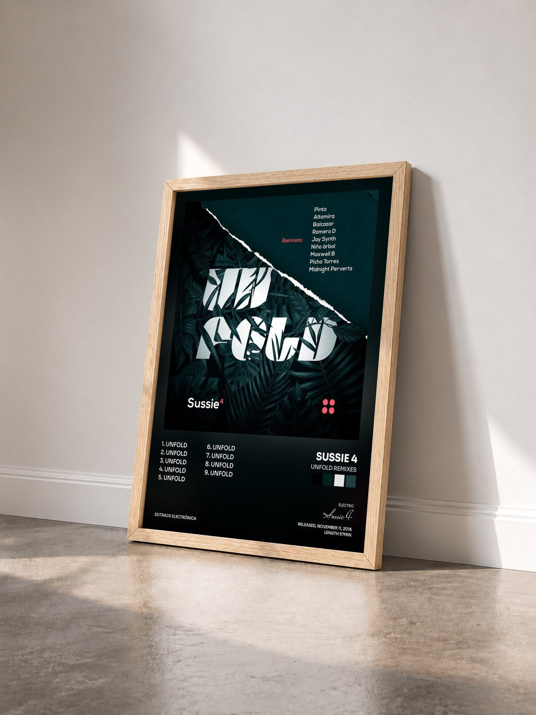 #bois Tableau de l'album Unfold Remixes de Sussie 4 vu de trois quarts, cadre en bois brut