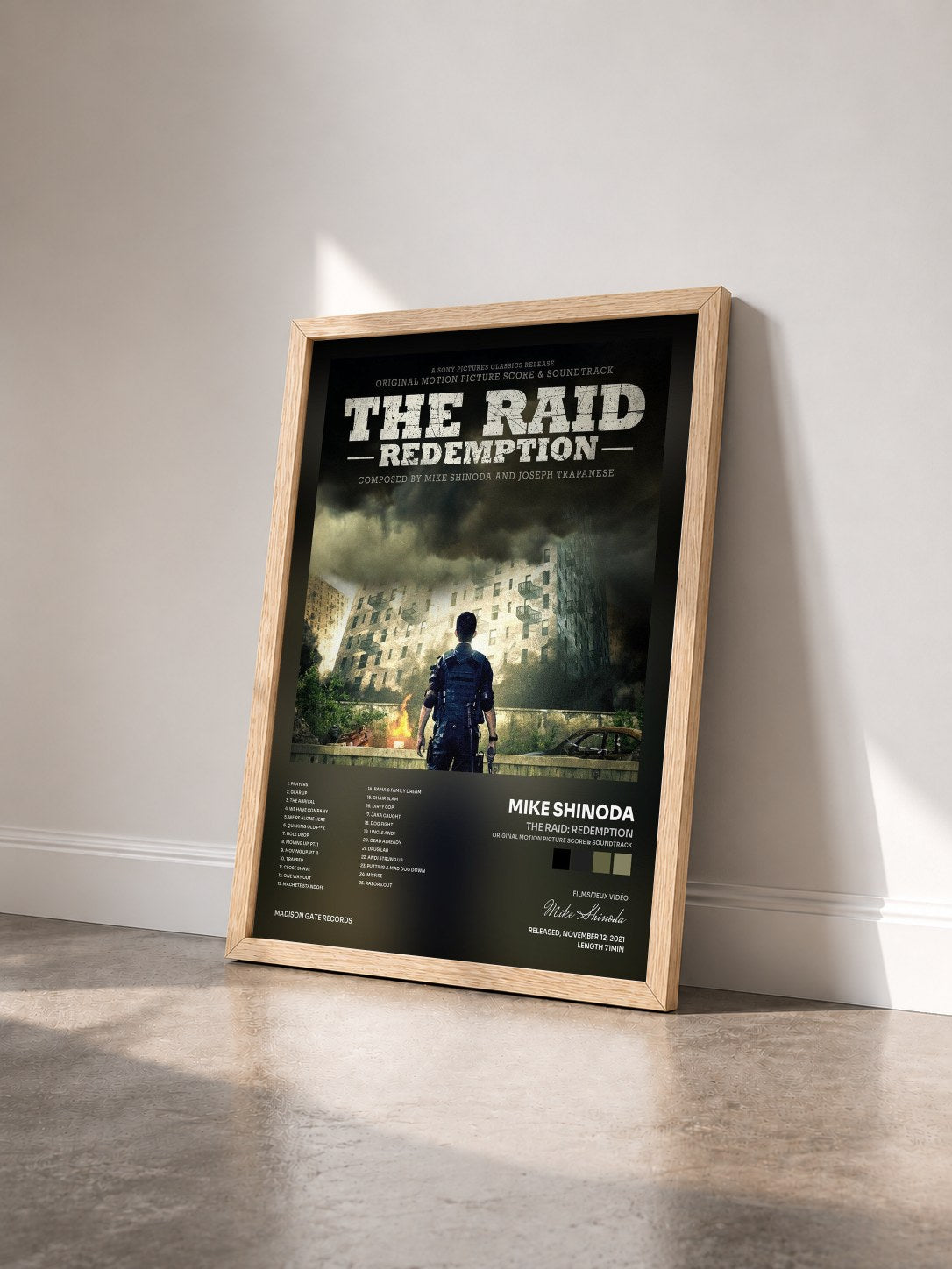 #bois Tableau de l'album The Raid: Redemption (Original Motion Picture Score & Soundtrack) de Mike Shinoda vu de trois quarts, cadre en bois brut