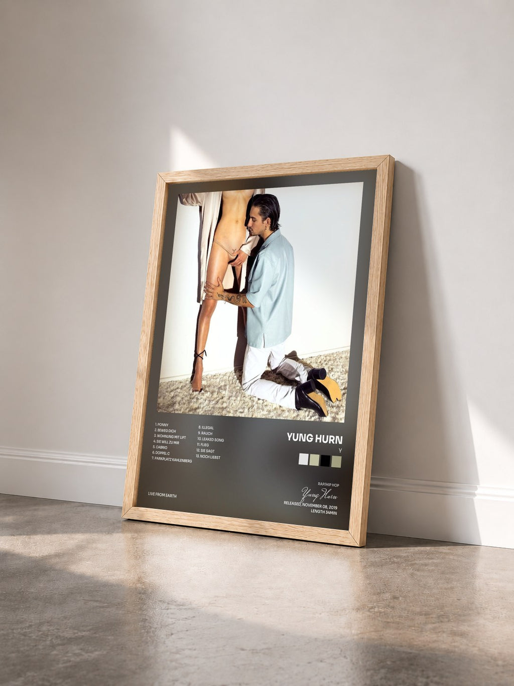 #bois Tableau de l'album Y de Yung Hurn vu de trois quarts, cadre en bois brut
