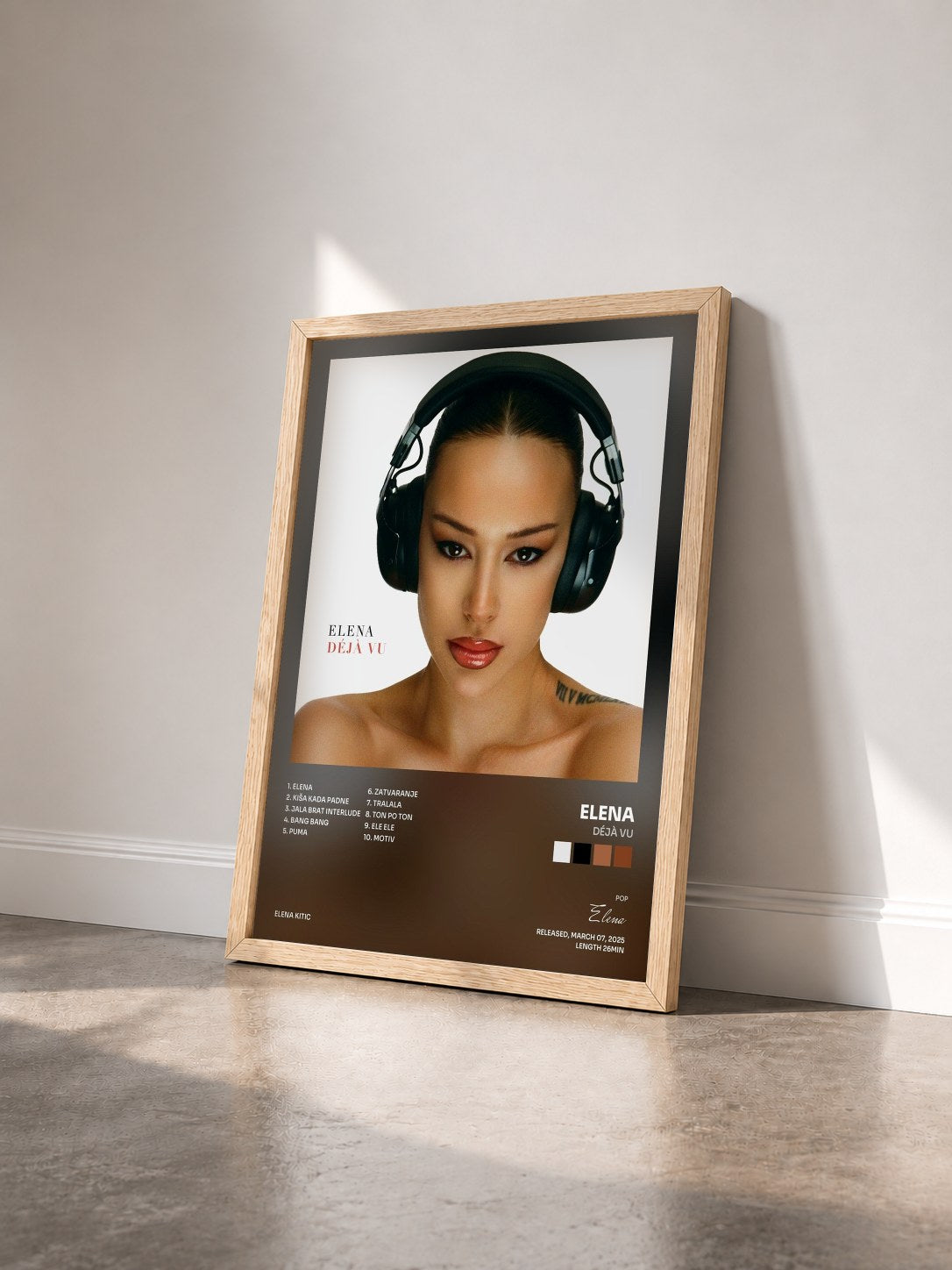 #bois Tableau de l'album Déjà vu de Elena vu de trois quarts, cadre en bois brut