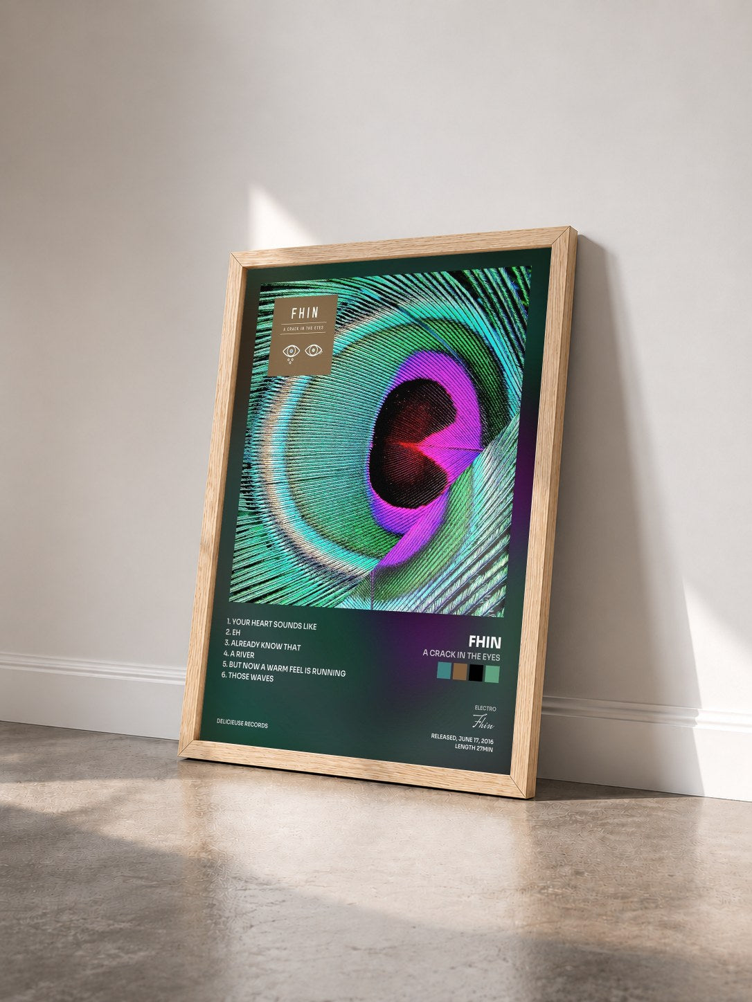 #bois Tableau de l'album A Crack in the Eyes de Fhin vu de trois quarts, cadre en bois brut
