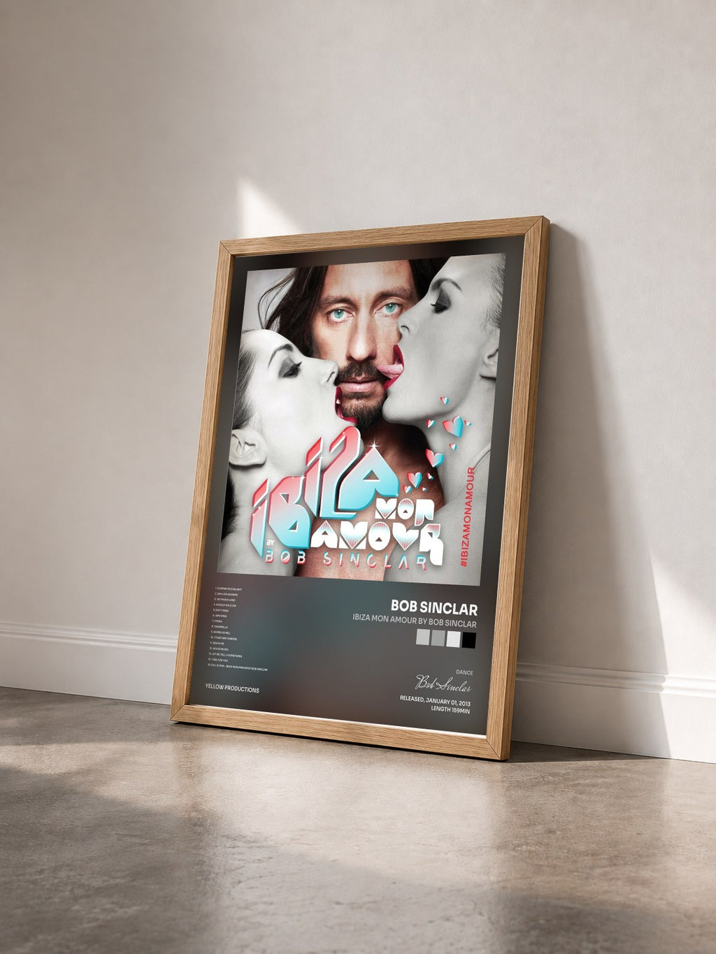 #bois Tableau de l'album Ibiza mon Amour by Bob Sinclar de Bob Sinclar vu de trois quarts, cadre en bois brut