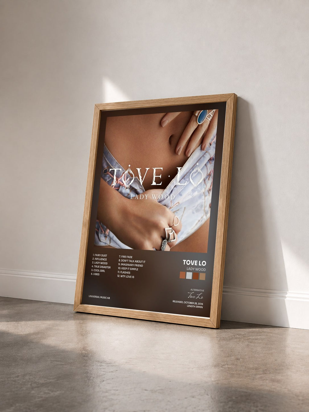 #bois Tableau de l'album Lady Wood de Tove Lo vu de trois quarts, cadre en bois brut