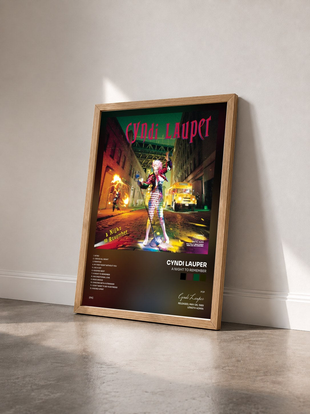 #bois Tableau de l'album A Night To Remember de Cyndi Lauper vu de trois quarts, cadre en bois brut