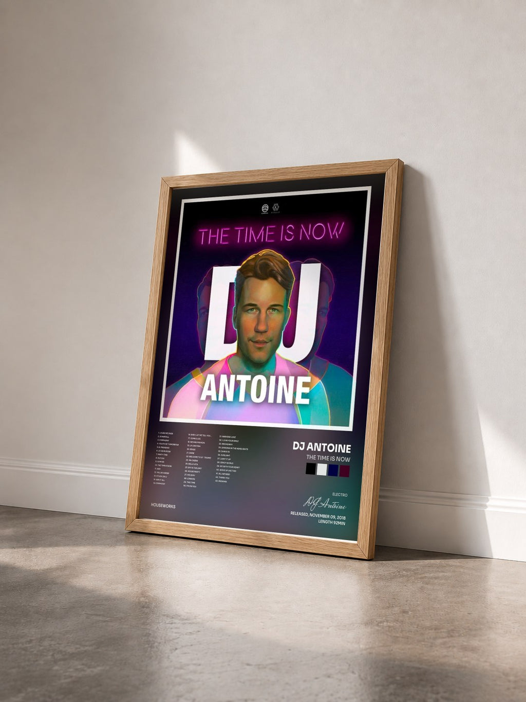 #bois Tableau de l'album The Time Is Now de DJ Antoine vu de trois quarts, cadre en bois brut