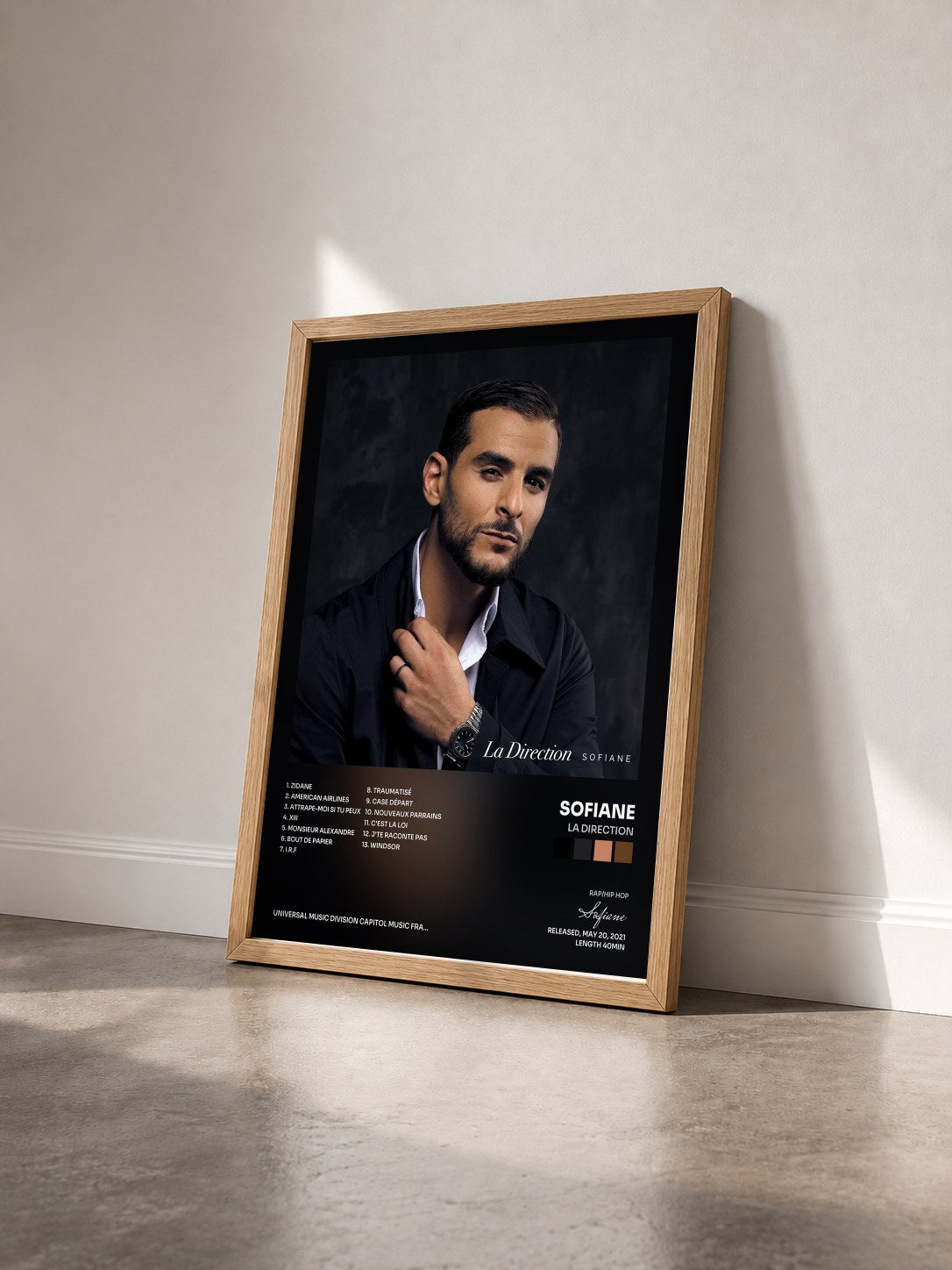 #bois Tableau de l'album La Direction de Sofiane vu de trois quarts, cadre en bois brut