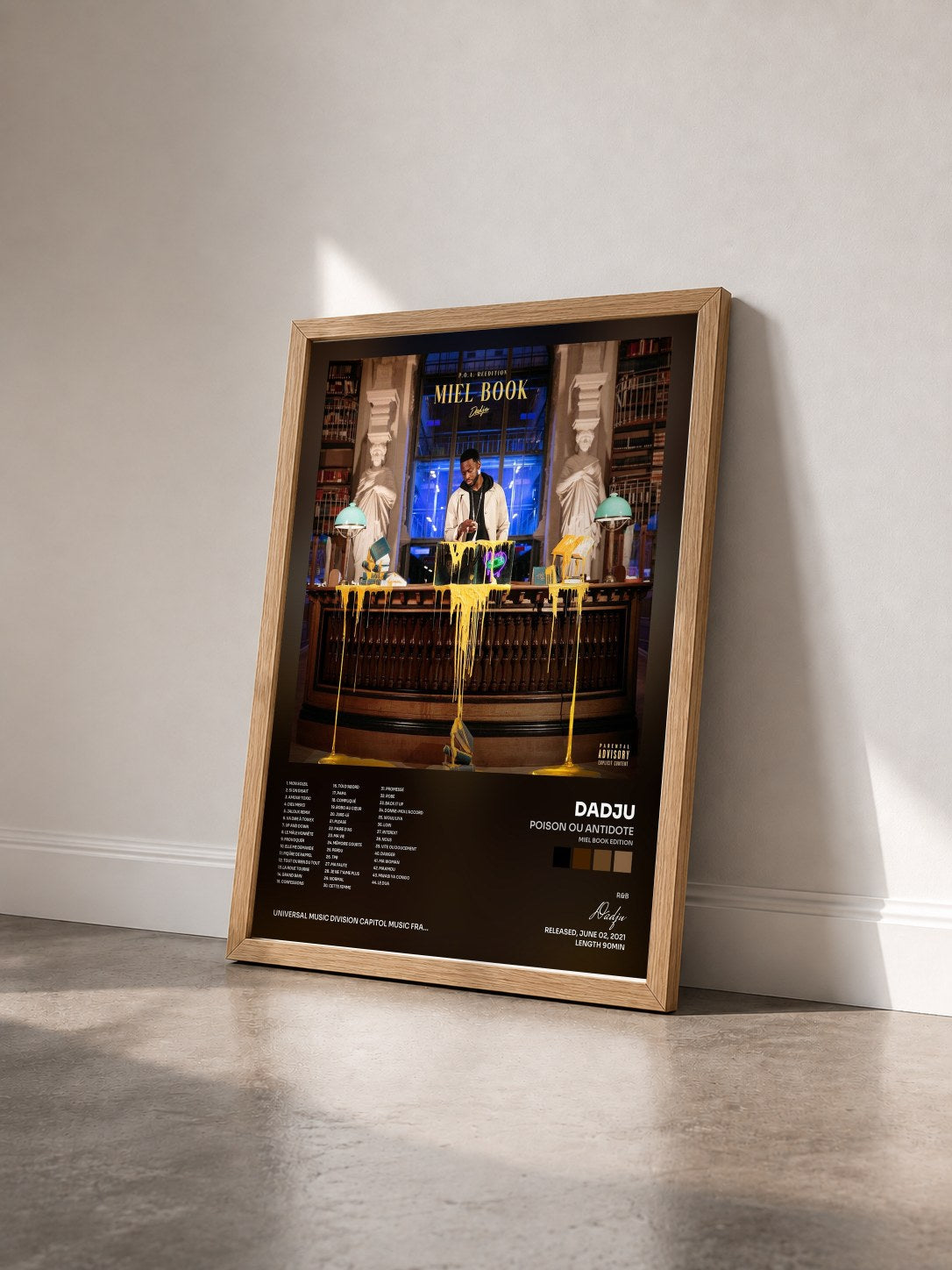 #bois Tableau de l'album Poison ou Antidote (Miel Book Edition) de Dadju vu de trois quarts, cadre en bois brut