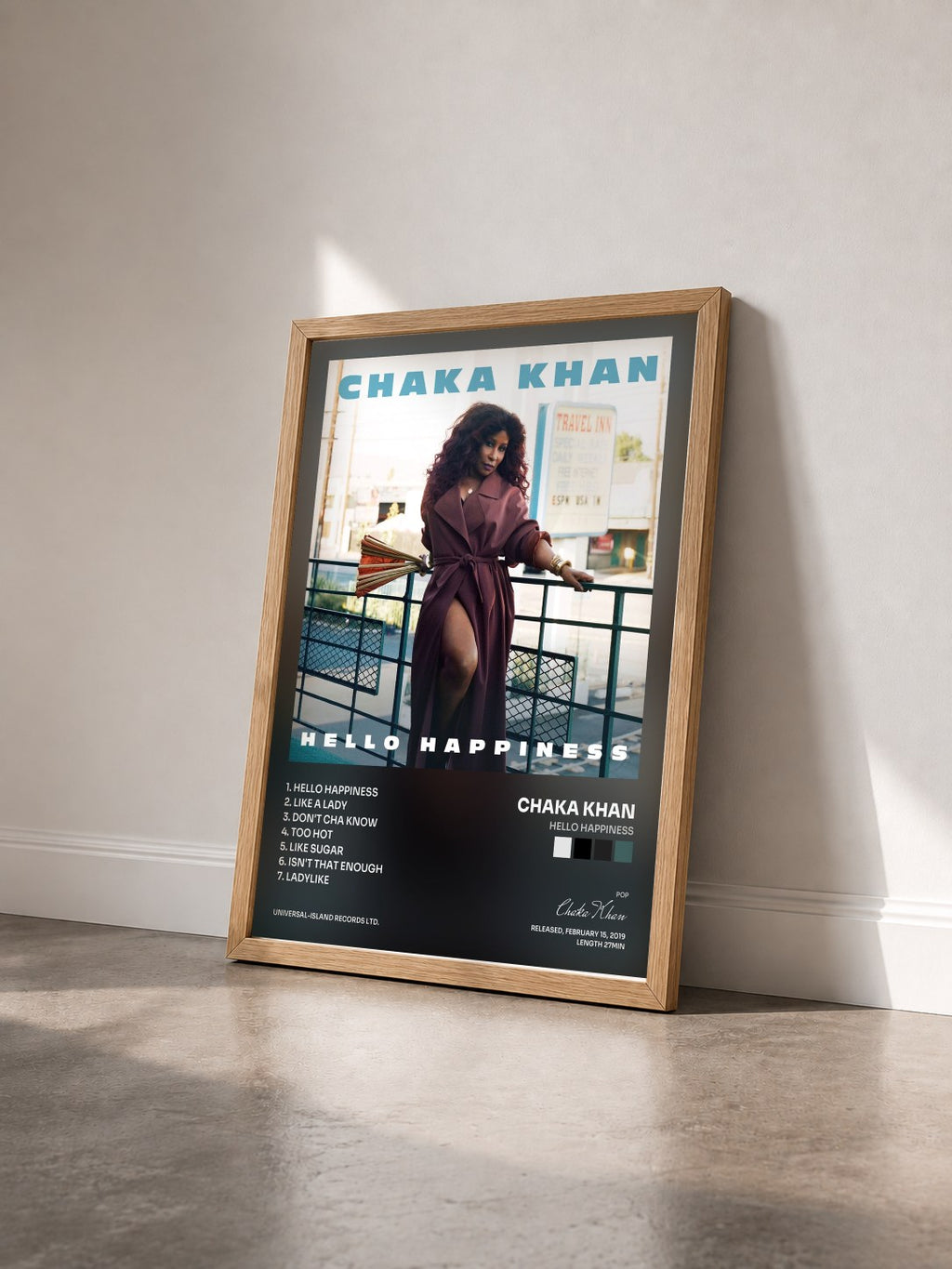 #bois Tableau de l'album Hello Happiness de Chaka Khan vu de trois quarts, cadre en bois brut