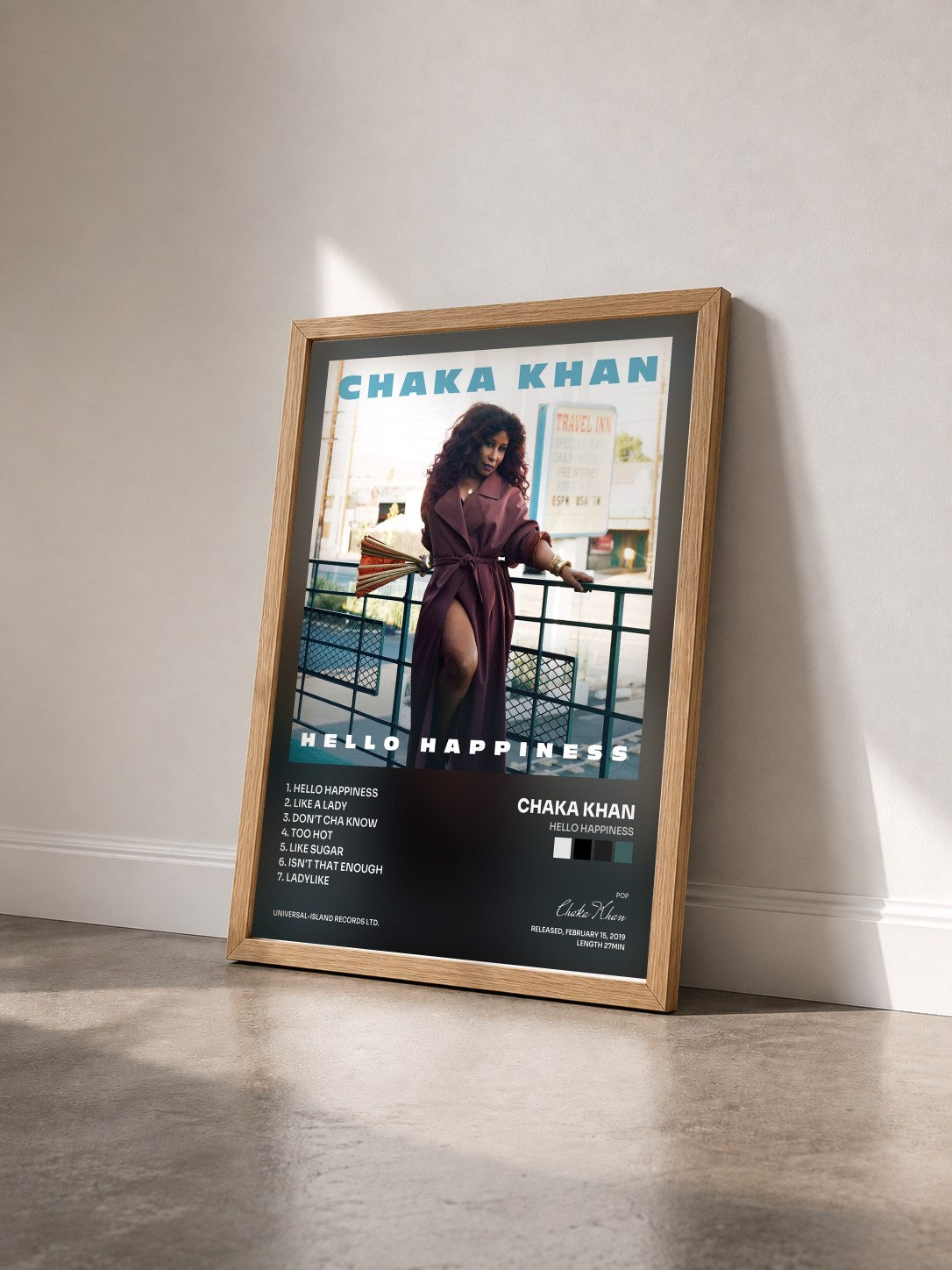 #bois Tableau de l'album Hello Happiness de Chaka Khan vu de trois quarts, cadre en bois brut