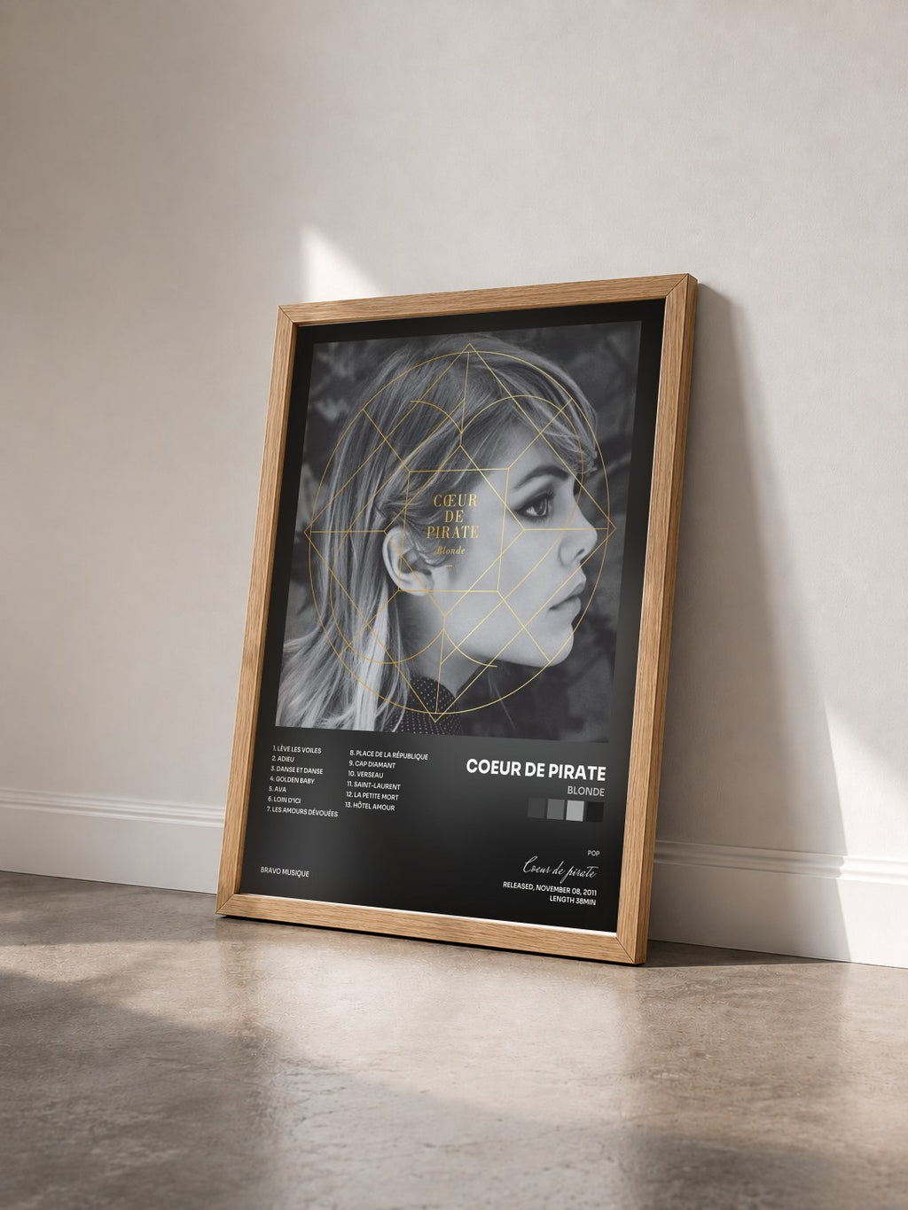 #bois Tableau de l'album Blonde de Coeur de pirate vu de trois quarts, cadre en bois brut