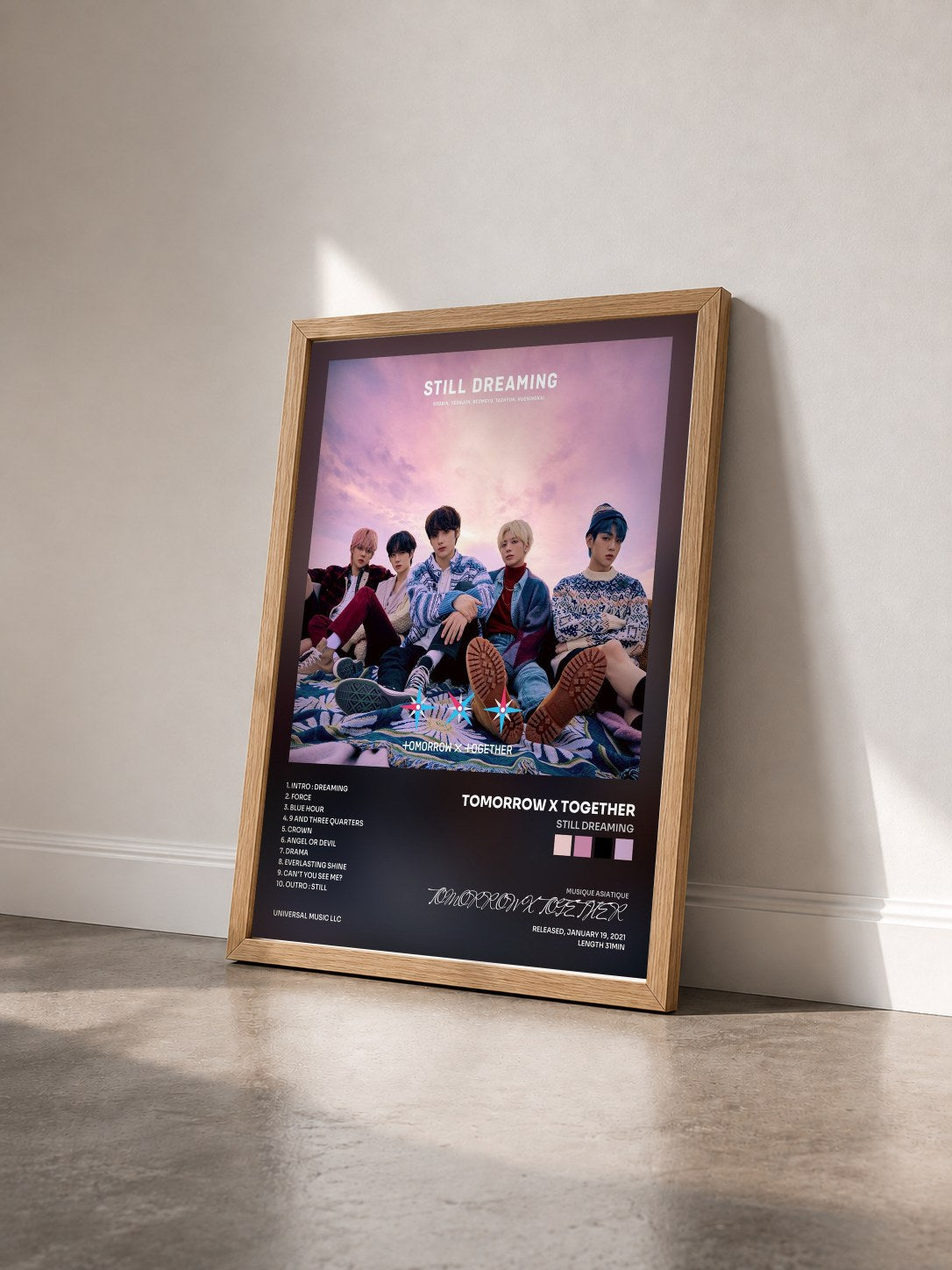 #bois Tableau de l'album STILL DREAMING de TOMORROW X TOGETHER vu de trois quarts, cadre en bois brut