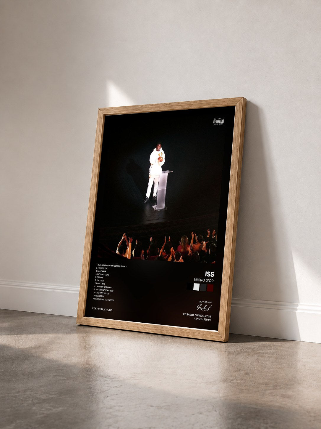 #bois Tableau de l'album MICRO D'OR de ISS vu de trois quarts, cadre en bois brut