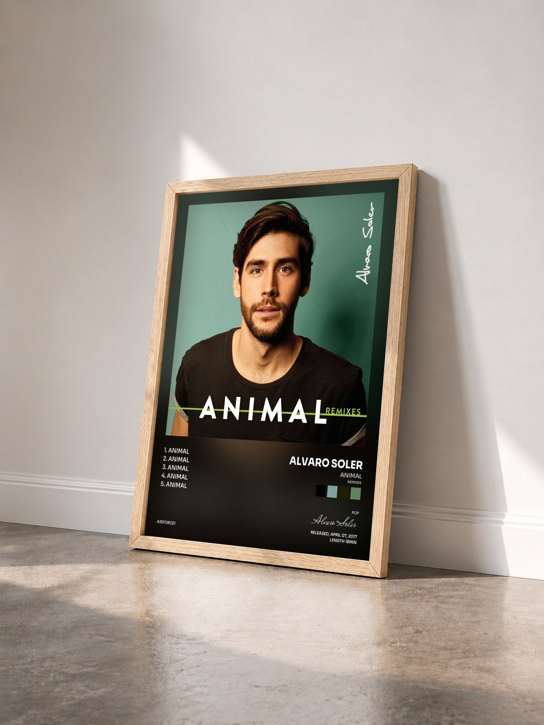 #bois Tableau de l'album Animal (Remixes) de Alvaro Soler vu de trois quarts, cadre en bois brut