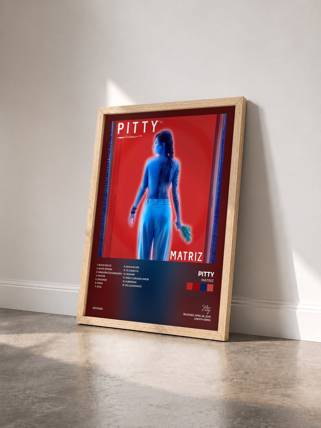 #bois Tableau de l'album Matriz de Pitty vu de trois quarts, cadre en bois brut