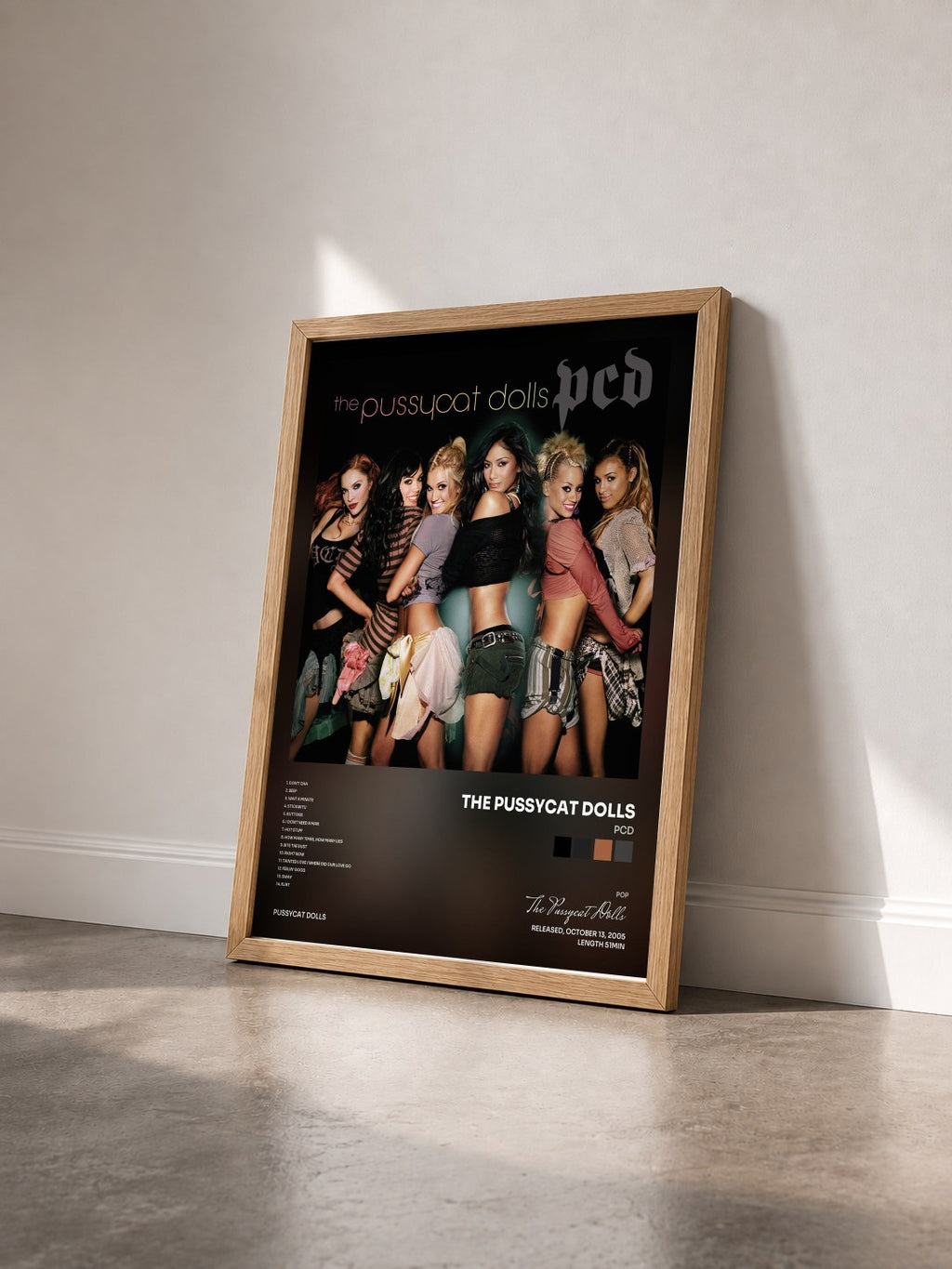 #bois Tableau de l'album PCD de The Pussycat Dolls vu de trois quarts, cadre en bois brut