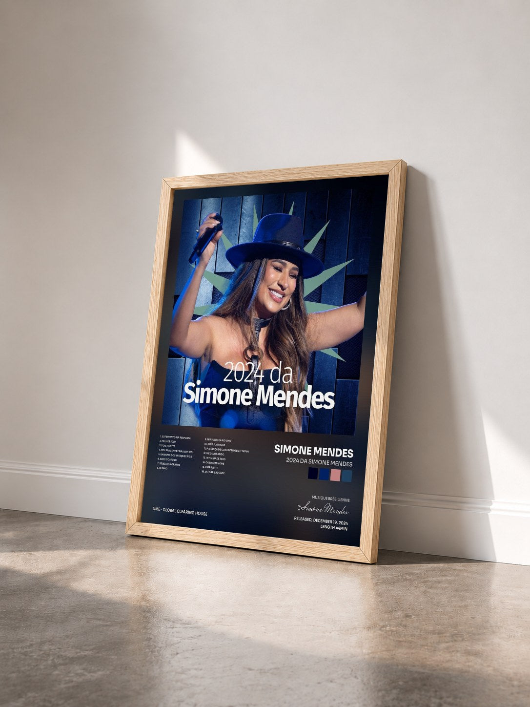 #bois Tableau de l'album 2024 da Simone Mendes de Simone Mendes vu de trois quarts, cadre en bois brut