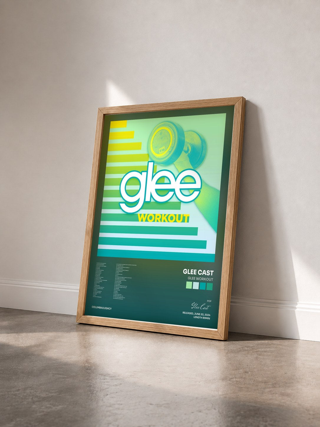 #bois Tableau de l'album Glee Workout de Glee Cast vu de trois quarts, cadre en bois brut