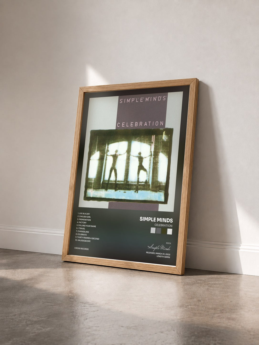 #bois Tableau de l'album Celebration de Simple Minds vu de trois quarts, cadre en bois brut