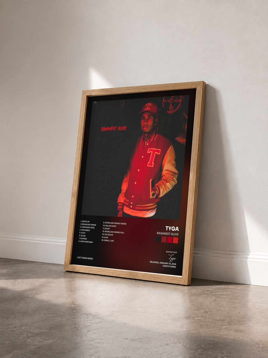 #bois Tableau de l'album Rawwest Alive de Tyga vu de trois quarts, cadre en bois brut