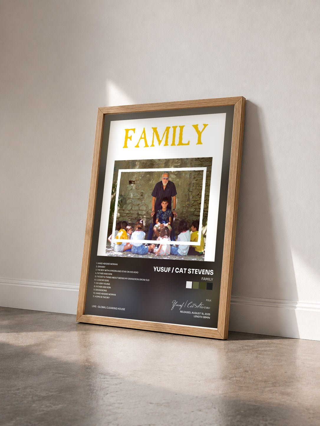 #bois Tableau de l'album Family de Yusuf / Cat Stevens vu de trois quarts, cadre en bois brut