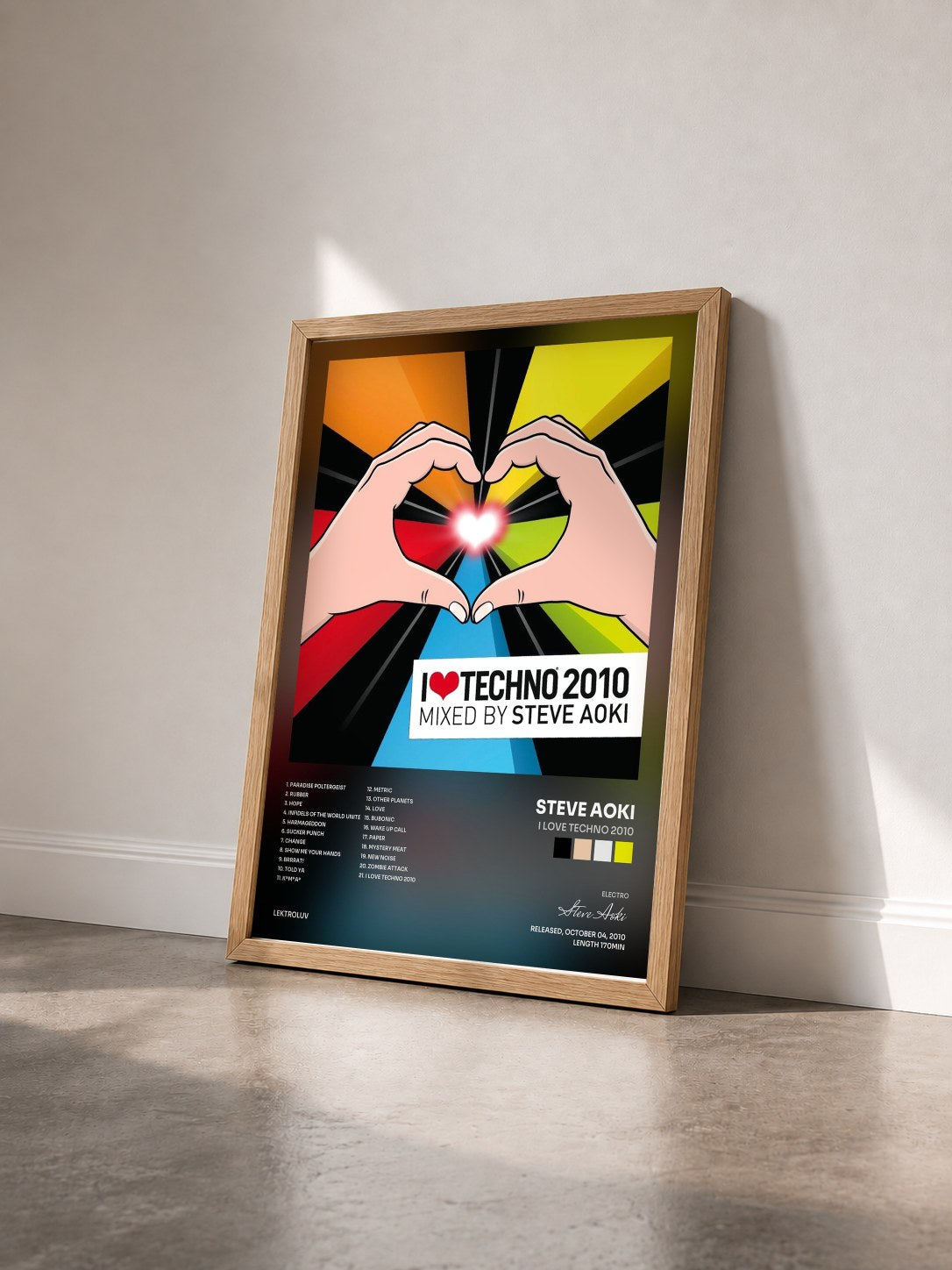 #bois Tableau de l'album I Love Techno 2010 de Steve Aoki vu de trois quarts, cadre en bois brut