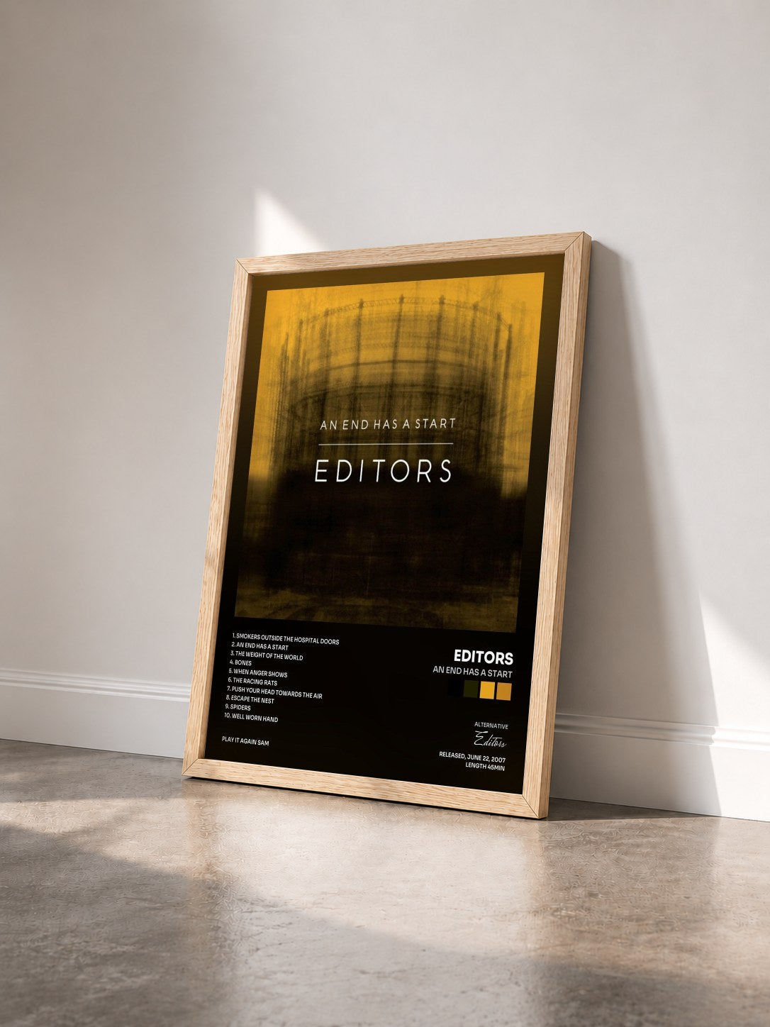#bois Tableau de l'album An End Has a Start de Editors vu de trois quarts, cadre en bois brut