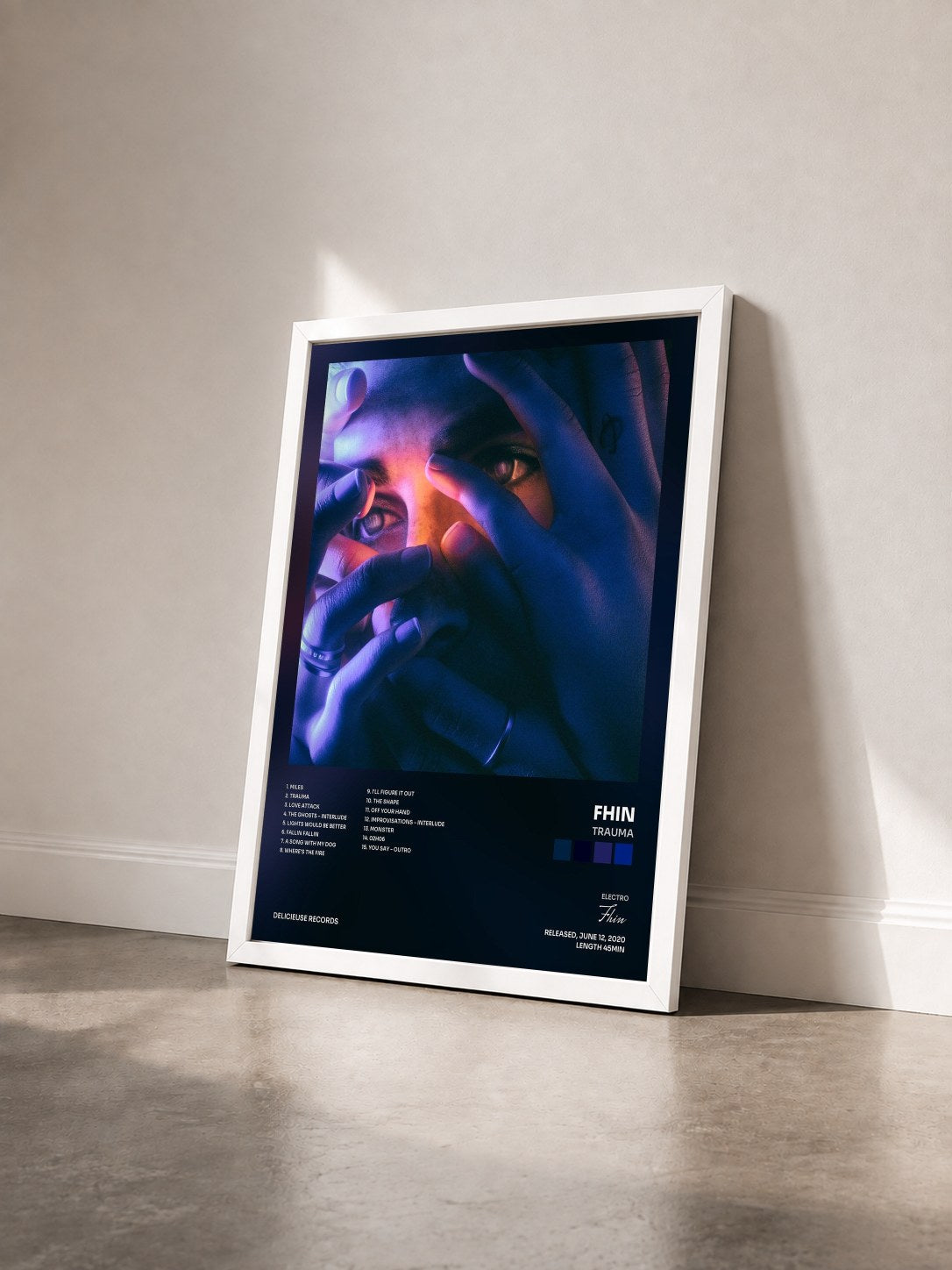 #blanc Tableau de l'album Trauma de Fhin vu de trois quarts, cadre blanc
