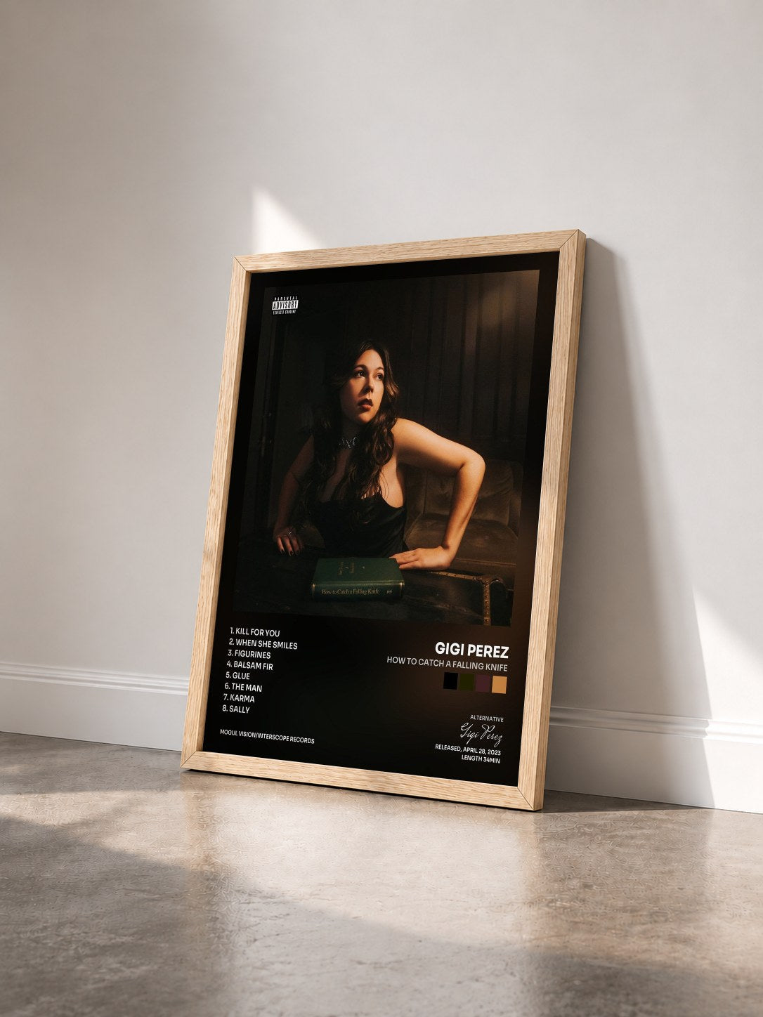 #bois Tableau de l'album How To Catch A Falling Knife de Gigi Perez vu de trois quarts, cadre en bois brut