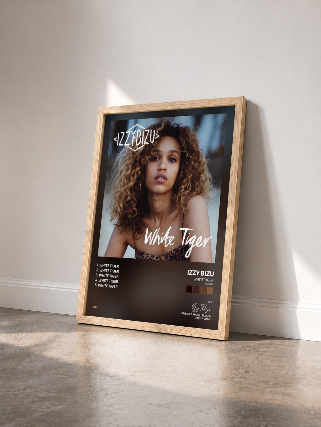 #bois Tableau de l'album White Tiger (Remixes) de Izzy Bizu vu de trois quarts, cadre en bois brut