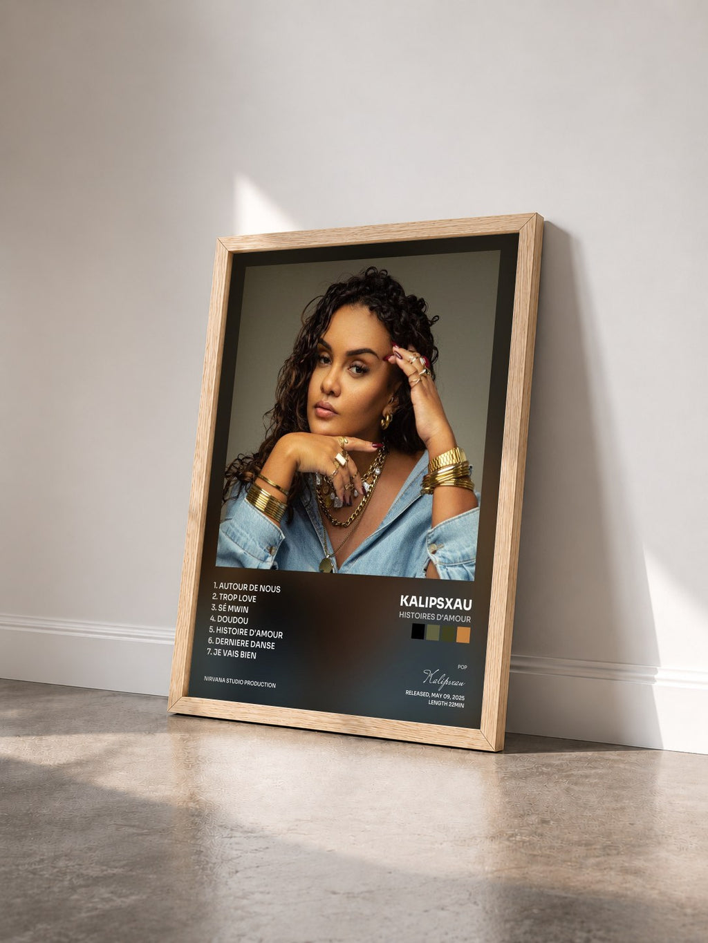 #bois Tableau de l'album HISTOIRES D'AMOUR de Kalipsxau vu de trois quarts, cadre en bois brut