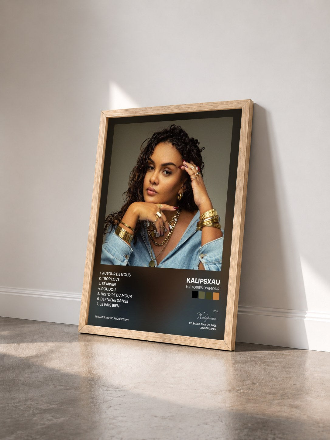 #bois Tableau de l'album HISTOIRES D'AMOUR de Kalipsxau vu de trois quarts, cadre en bois brut