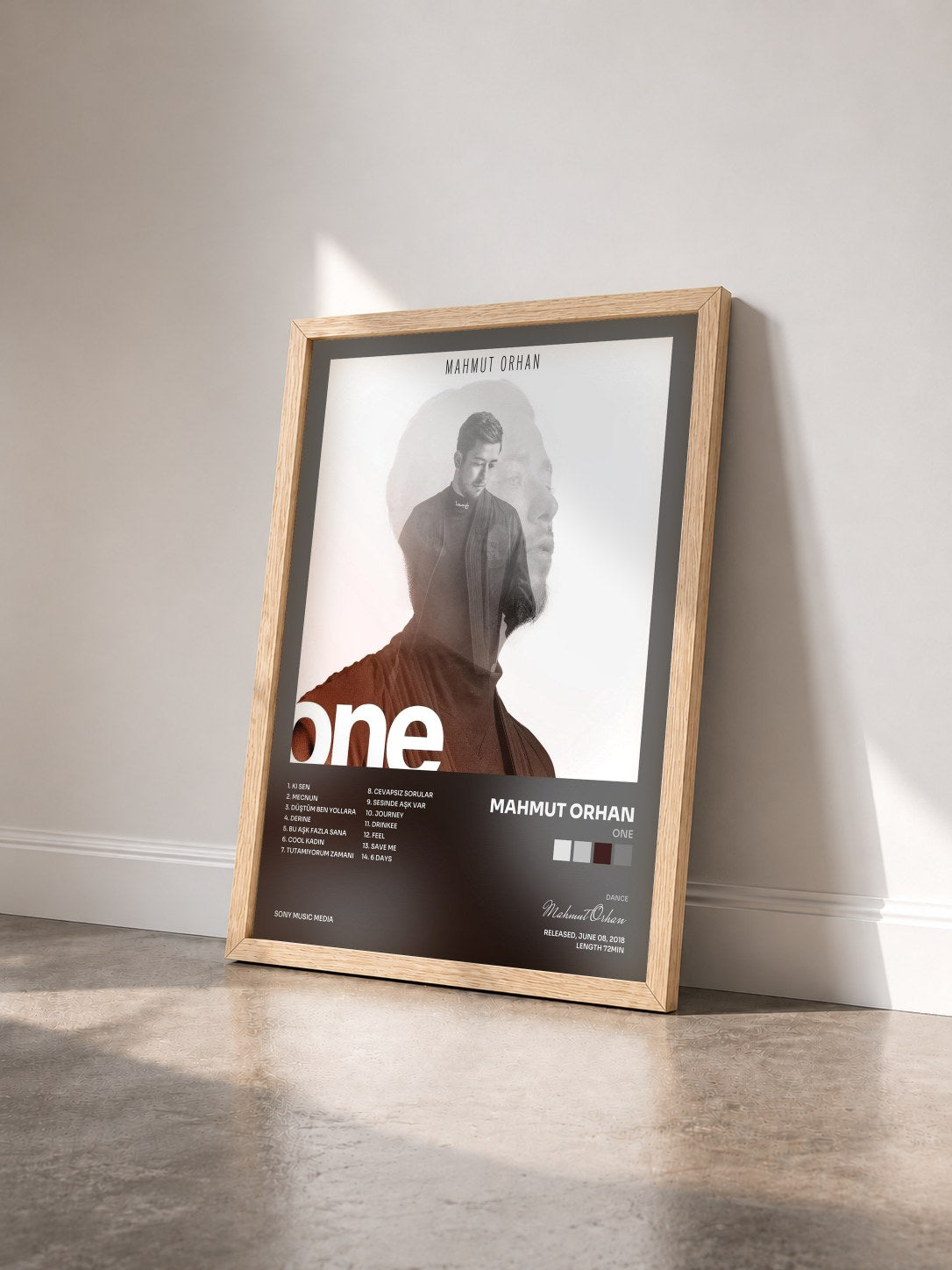 #bois Tableau de l'album ONE de Mahmut Orhan vu de trois quarts, cadre en bois brut
