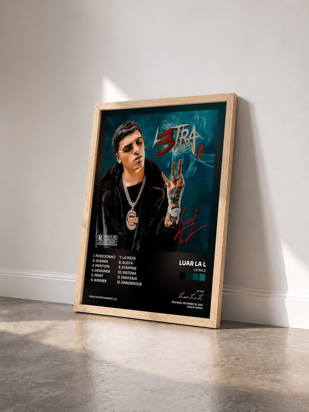 #bois Tableau de l'album L3tra 2 de Luar La L vu de trois quarts, cadre en bois brut
