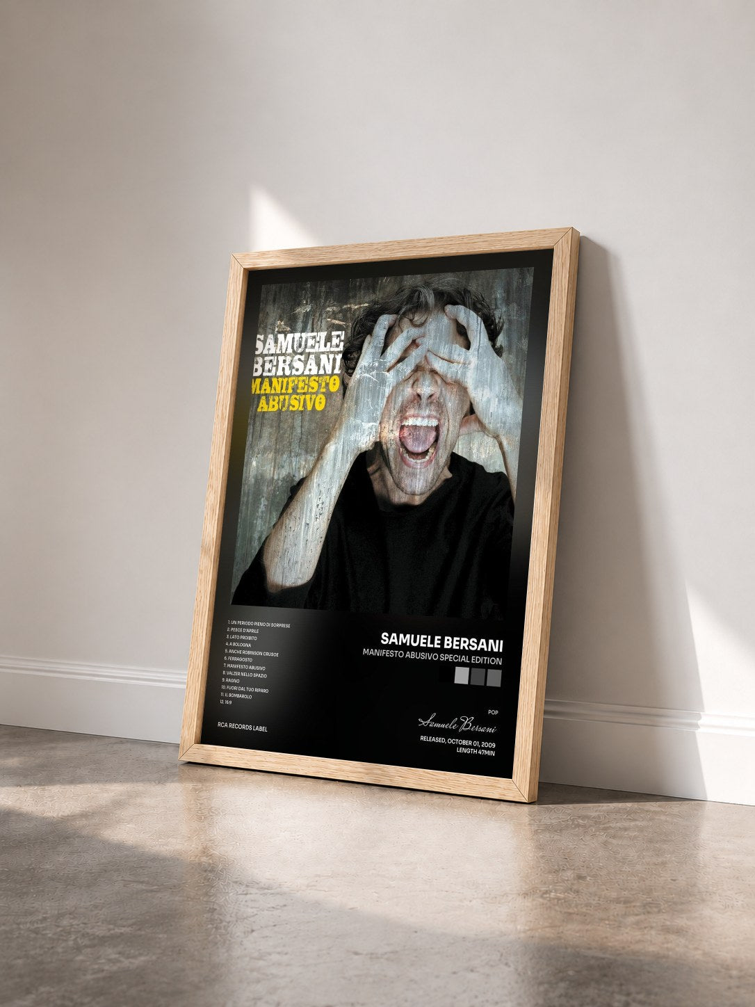 #bois Tableau de l'album Manifesto Abusivo Special Edition de Samuele Bersani vu de trois quarts, cadre en bois brut