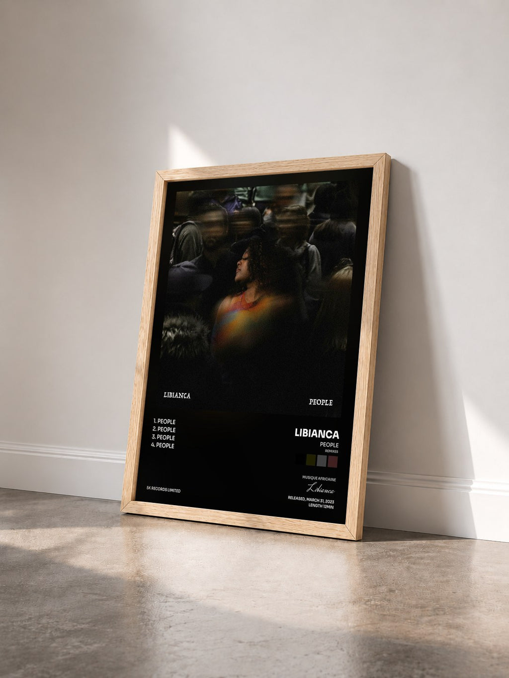 #bois Tableau de l'album People (Remixes) de Libianca vu de trois quarts, cadre en bois brut