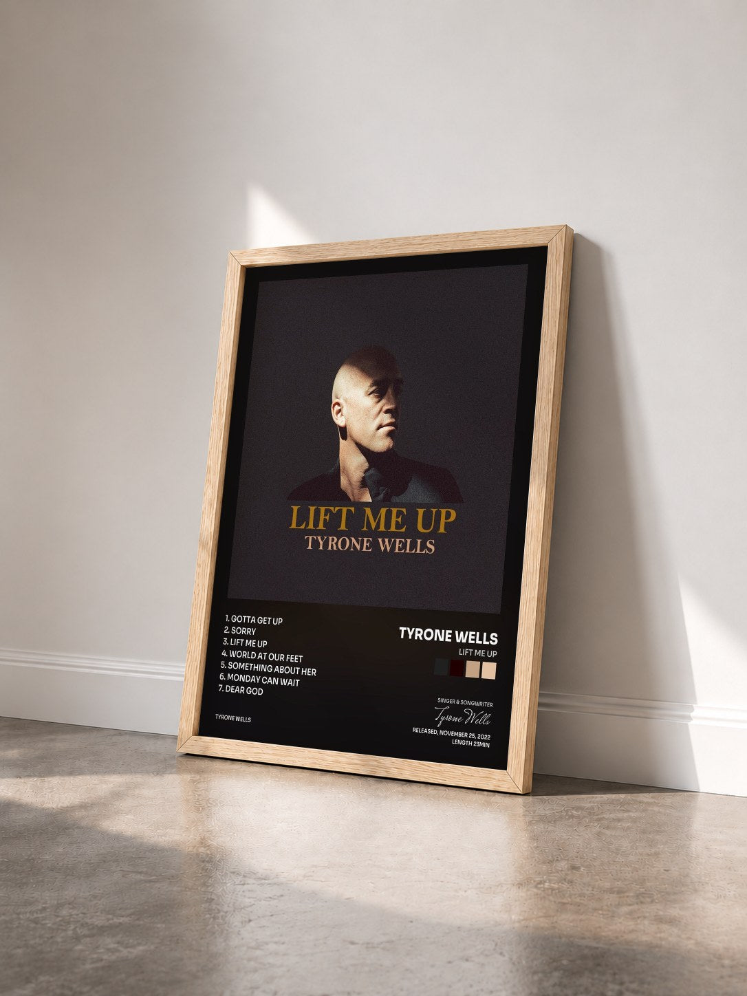 #bois Tableau de l'album Lift Me Up de Tyrone Wells vu de trois quarts, cadre en bois brut