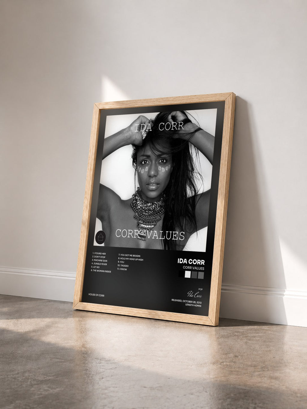 #bois Tableau de l'album Corr Values de Ida Corr vu de trois quarts, cadre en bois brut