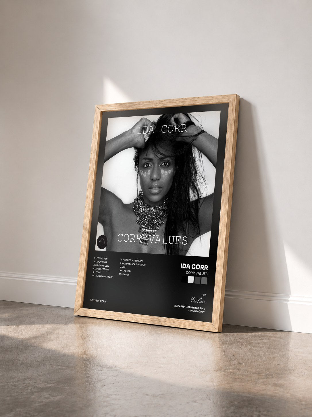 #bois Tableau de l'album Corr Values de Ida Corr vu de trois quarts, cadre en bois brut